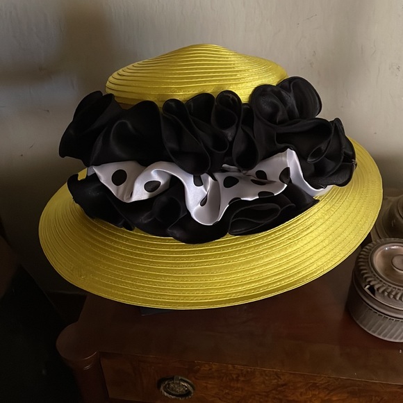 Beautiful yellow hat - Picture 2 of 4